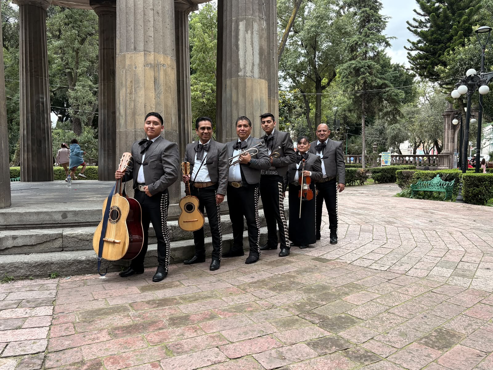 Agrupación de Mariachi Estelar con guitarras y violines al aire libre