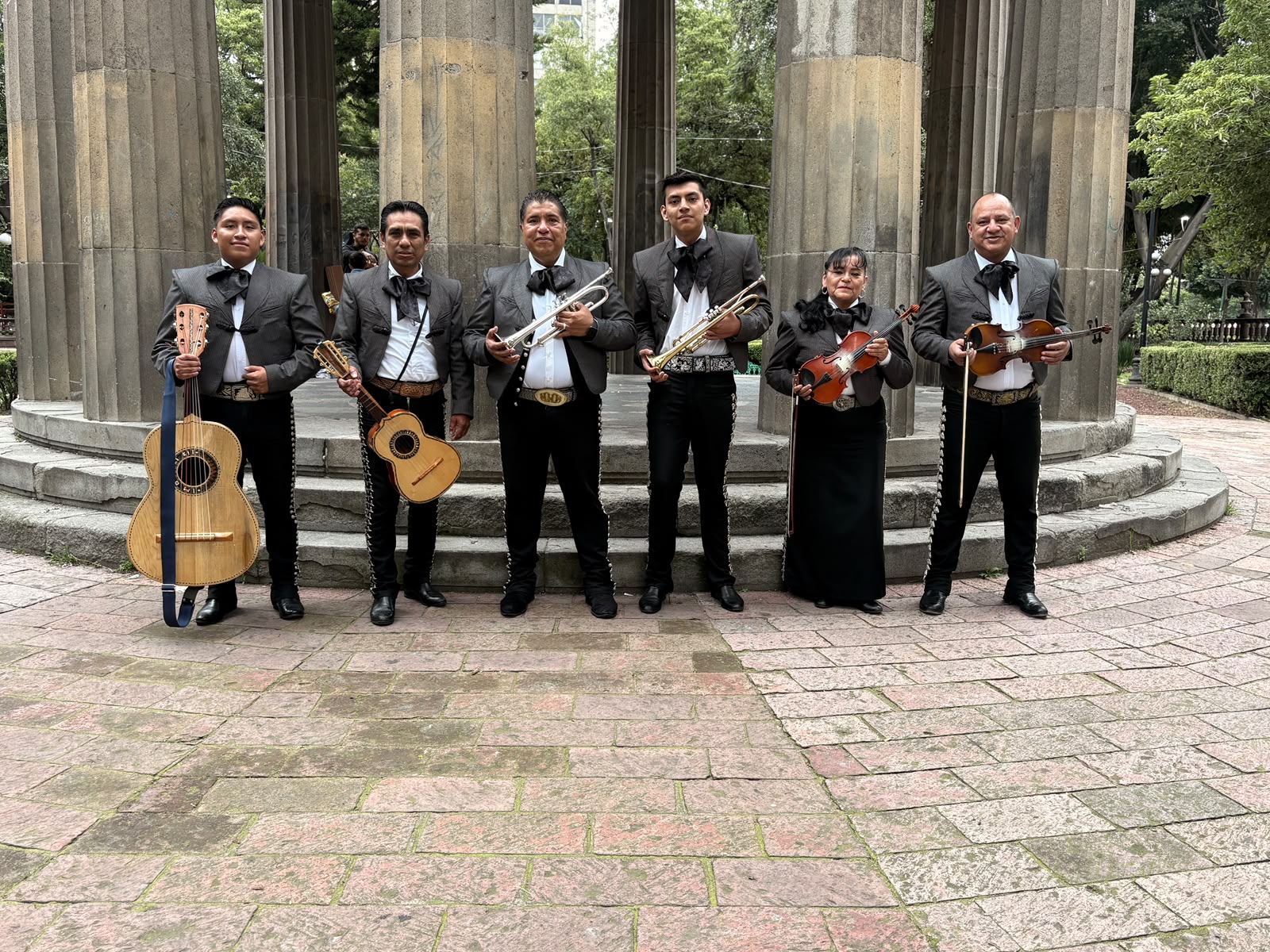 Mariachi Estelar frente a un conjunto de columnas