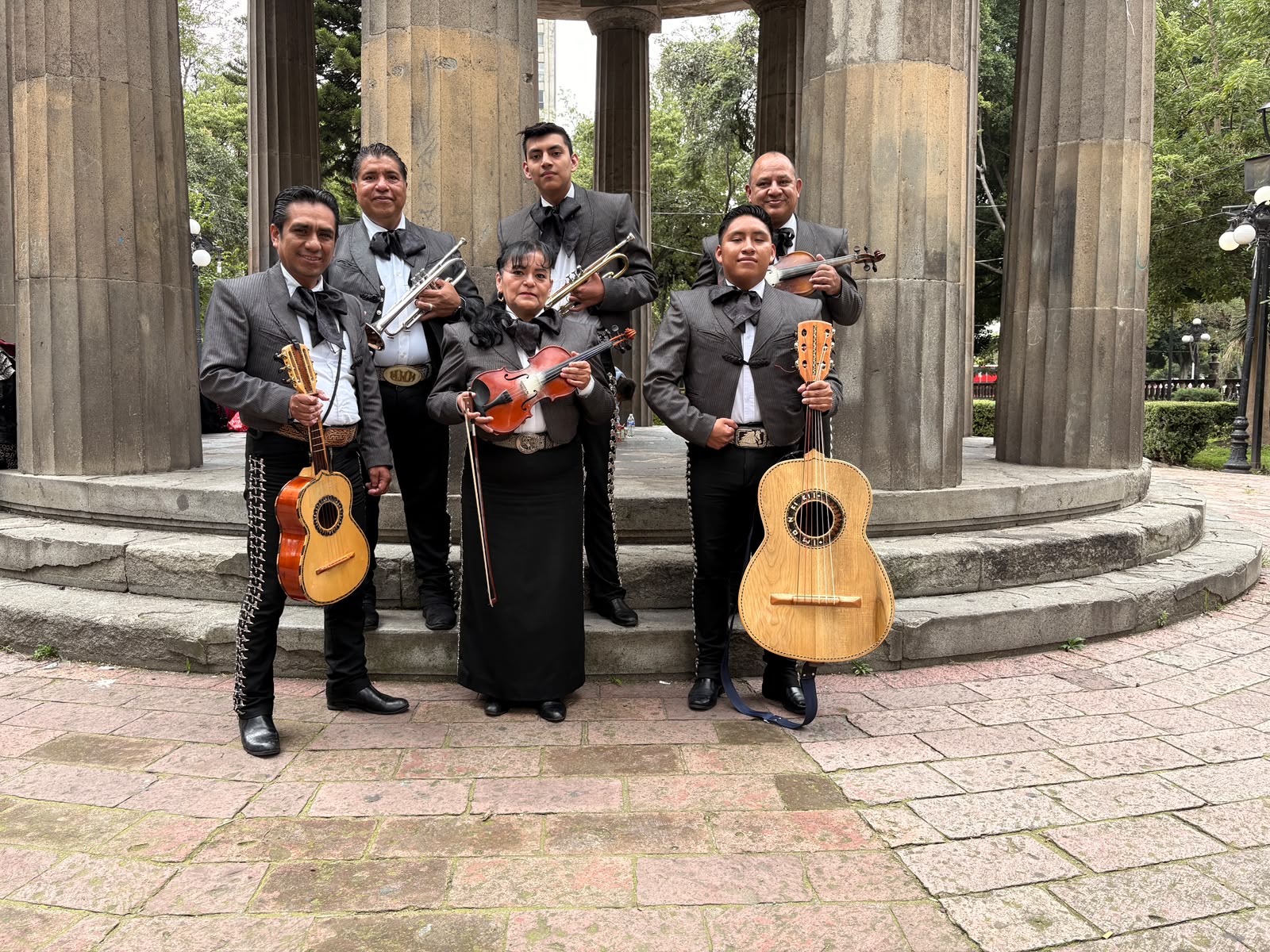 El grupo interpretando música mexicana