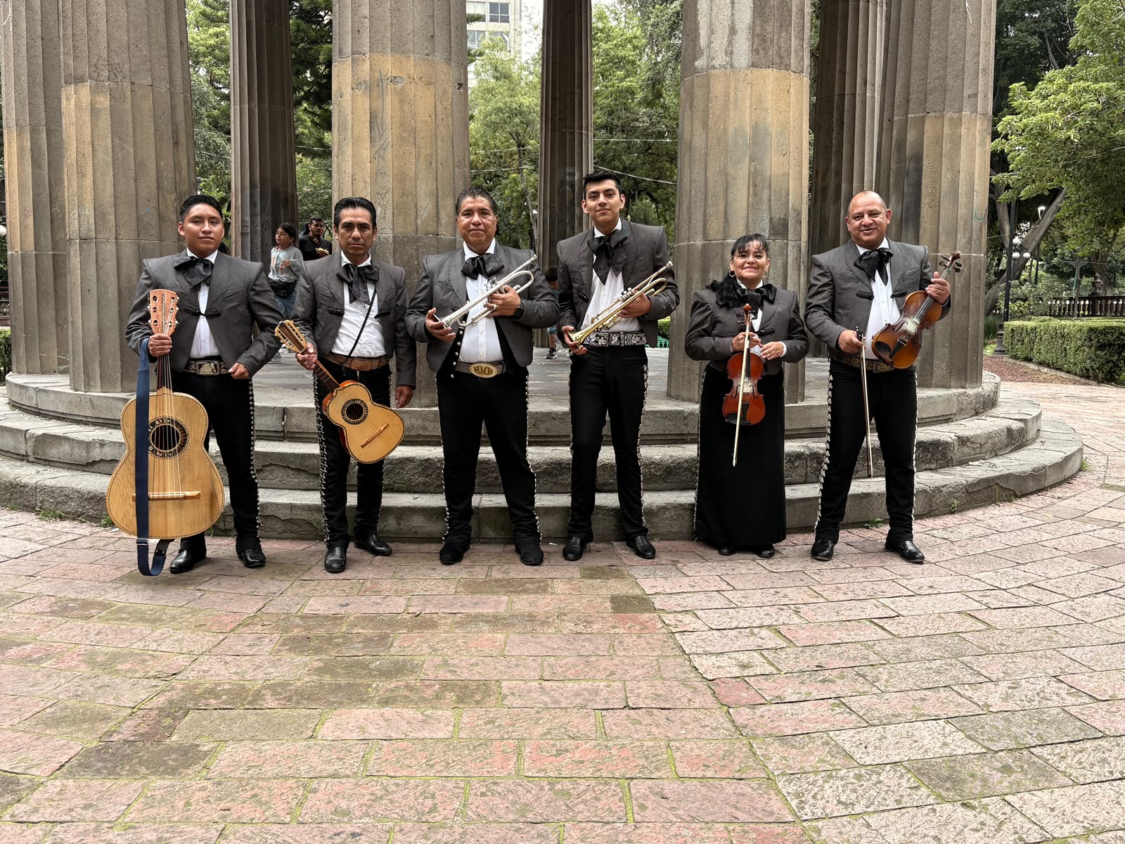 Agrupación con sus instrumentos