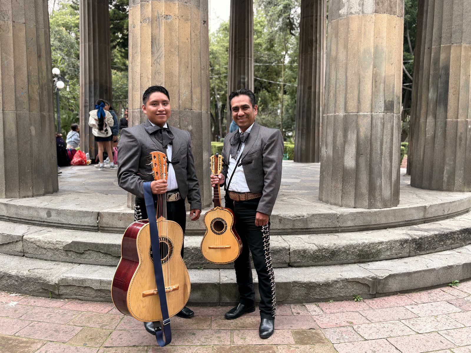 Músicos con guitarra y guitarrón